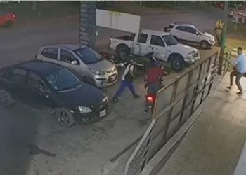 Quiso robar una moto, los clientes le tiraron piedras y fue atropellado