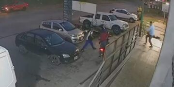 Quiso robar una moto, los clientes le tiraron piedras y fue atropellado