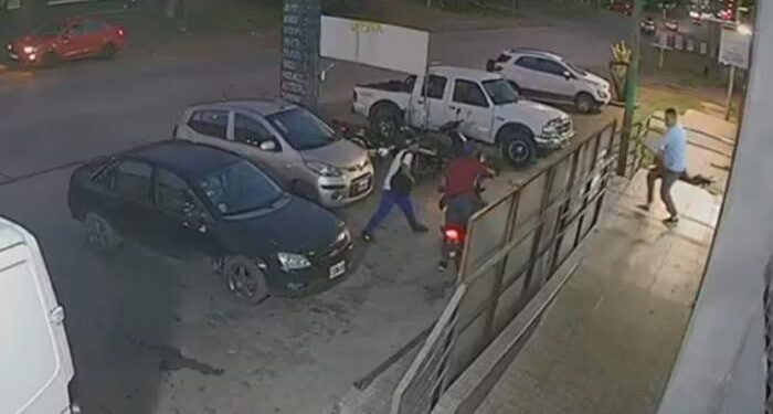 Quiso robar una moto, los clientes le tiraron piedras y fue atropellado