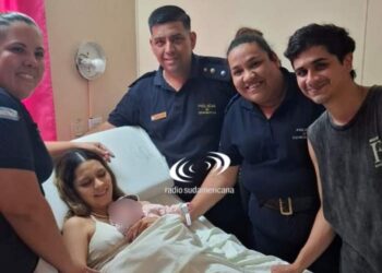 Policías asistieron a una mamá que dio en una estación de servicio