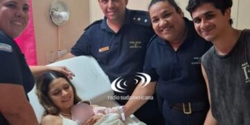 Policías asistieron a una mamá que dio en una estación de servicio