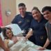 Policías asistieron a una mamá que dio en una estación de servicio