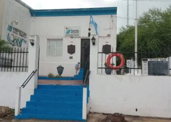 Esquina unida en oración por la aparición de los jóvenes
