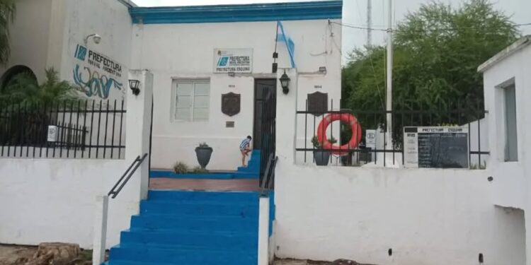 Esquina unida en oración por la aparición de los jóvenes
