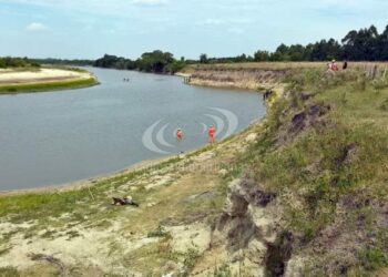 Intentó cruzar un río a caballo, cayó del animal y murió ahogado