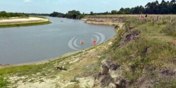 Intentó cruzar un río a caballo, cayó del animal y murió ahogado