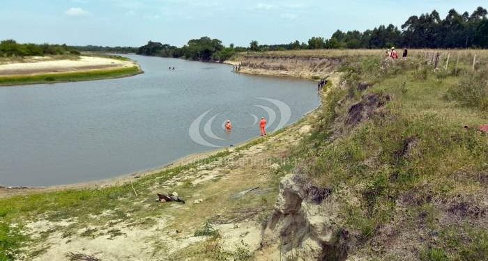 Intentó cruzar un río a caballo, cayó del animal y murió ahogado