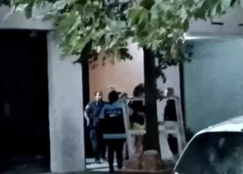 Un hombre se atrincheró y amenazó con matar a su esposa e hijos