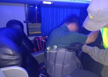 Pasajero llevaba adosados al cuerpo 60 teléfonos celulares