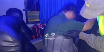 Pasajero llevaba adosados al cuerpo 60 teléfonos celulares