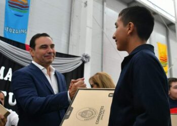 Valdés entregó cerca de mil notebooks a estudiantes de Ituzaingó