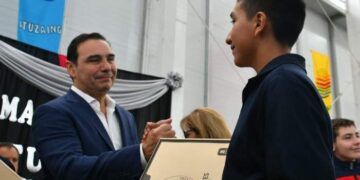 Valdés entregó cerca de mil notebooks a estudiantes de Ituzaingó