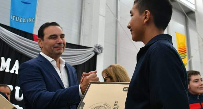 Valdés entregó cerca de mil notebooks a estudiantes de Ituzaingó