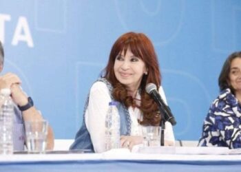 Cristina Kirchner criticó a Javier Milei por no viajar a Bahía Blanca