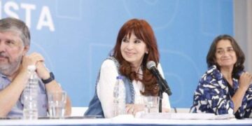 Cristina Kirchner criticó a Javier Milei por no viajar a Bahía Blanca
