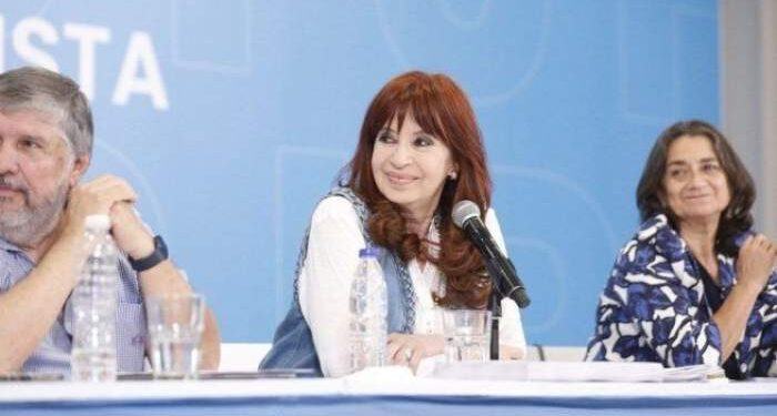 Cristina Kirchner criticó a Javier Milei por no viajar a Bahía Blanca