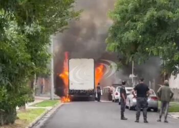 Camión arrancó cables de alta tensión y se incendió en plena calle