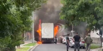 Camión arrancó cables de alta tensión y se incendió en plena calle