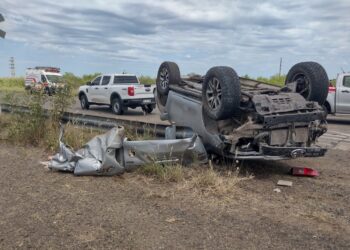 Un tren de carga chocó a una camioneta y sus ocupantes sobrevivieron de milagro