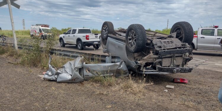 Un tren de carga chocó a una camioneta y sus ocupantes sobrevivieron de milagro
