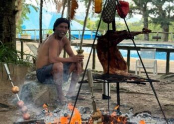 Ronaldinho recibió su cumpleaños haciendo un asado y tomando mate