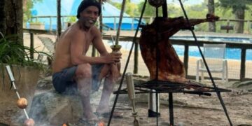 Ronaldinho recibió su cumpleaños haciendo un asado y tomando mate