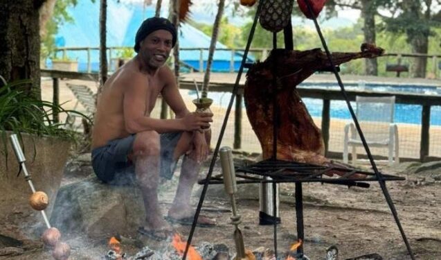 Ronaldinho recibió su cumpleaños haciendo un asado y tomando mate