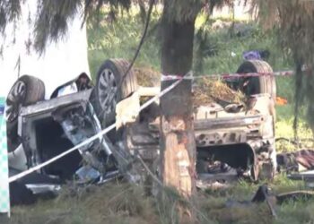 Cinco muertos tras despiste, vuelco y choque de un auto contra un árbol