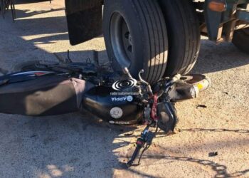 Un motociclista intentó pasar a un camión y cayó bajo sus ruedas