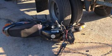 Un motociclista intentó pasar a un camión y cayó bajo sus ruedas