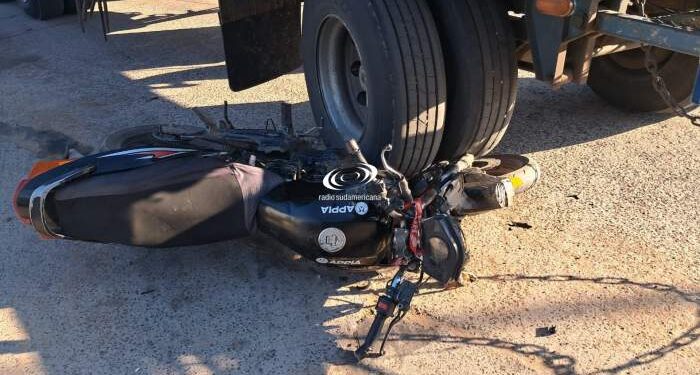 Un motociclista intentó pasar a un camión y cayó bajo sus ruedas