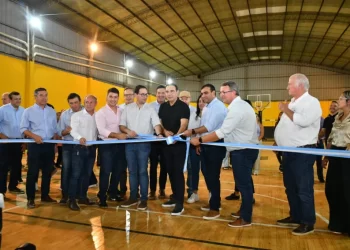 El gobernador Valdés inauguró infraestructura vial y deportiva en Santo Tomé