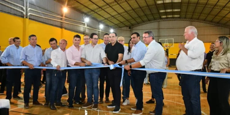 El gobernador Valdés inauguró infraestructura vial y deportiva en Santo Tomé