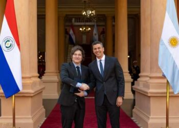 Milei cerró su visita a Paraguay con un encuentro con Santiago Peña