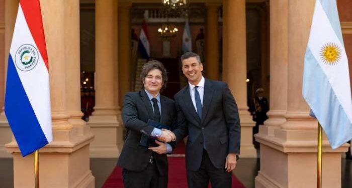 Milei cerró su visita a Paraguay con un encuentro con Santiago Peña