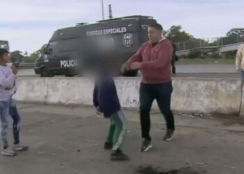 En un corte de ruta un nene intentó atacar a un policía con un cuchillo