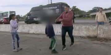 En un corte de ruta un nene intentó atacar a un policía con un cuchillo