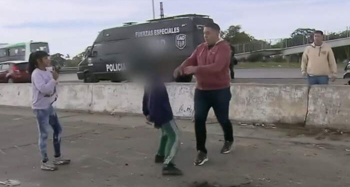 En un corte de ruta un nene intentó atacar a un policía con un cuchillo