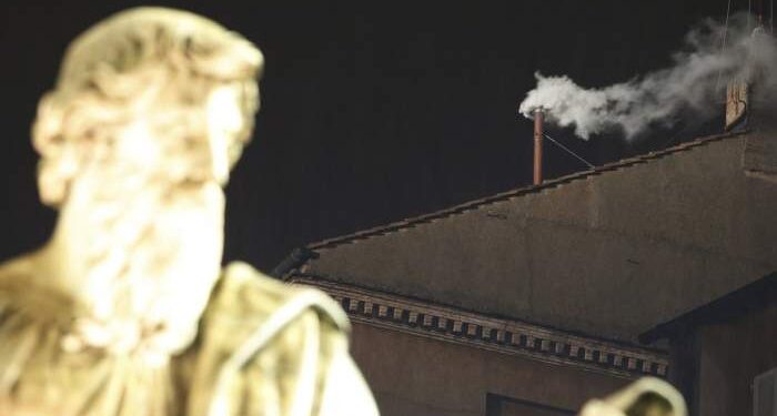 Qué significa la fumata blanca en la elección de un nuevo papa