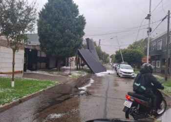 Inundaciones, granizo, techos y postes caídos por la tormenta en AMBA