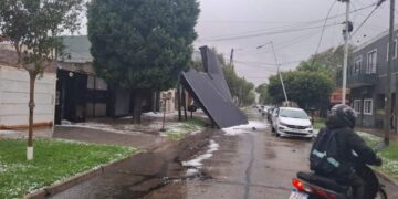 Inundaciones, granizo, techos y postes caídos por la tormenta en AMBA