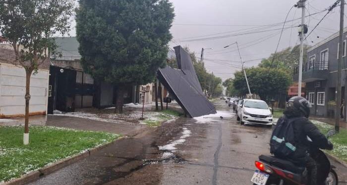 Inundaciones, granizo, techos y postes caídos por la tormenta en AMBA