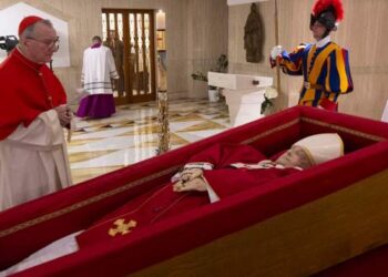 El Vaticano publicó las primeras imágenes del papa Francisco en su féretro