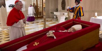 El Vaticano publicó las primeras imágenes del papa Francisco en su féretro