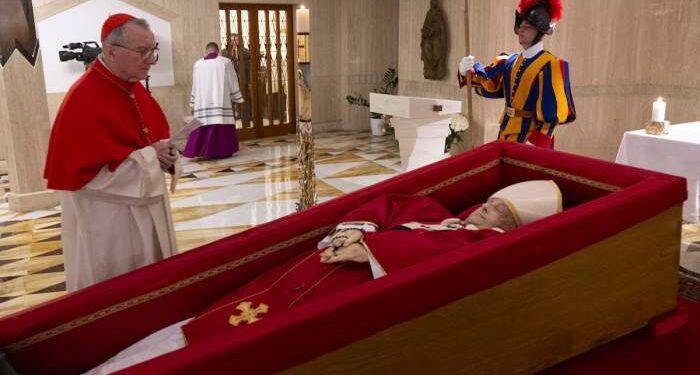 El Vaticano publicó las primeras imágenes del papa Francisco en su féretro