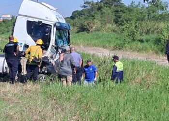 Trágico choque entre un auto y un camión habría dejado al menos dos fallecidos en zona de la Eragia