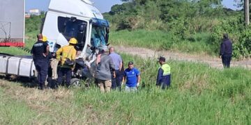 Trágico choque entre un auto y un camión habría dejado al menos dos fallecidos en zona de la Eragia