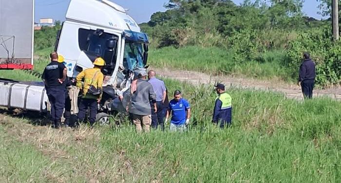 Trágico choque entre un auto y un camión habría dejado al menos dos fallecidos en zona de la Eragia