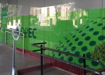 Deberá realizar tareas comunitarias por engancharse de la luz