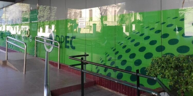 Deberá realizar tareas comunitarias por engancharse de la luz